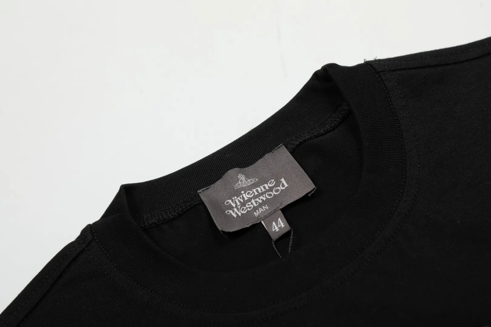 VIVI 138# "Exclusive Style" vivienne west wood Queen Mother West Vivienne Saturn Color Printed Short Sleeves The new fabrics have been machine washed at high temperature + water twice. The only one in the entire network that achieves 0 shrinkage. The Solona thread is arranged. The threaded neckline does not deform. It is tight and dense. Comparisons are welcome. The full series of correct accessories. Every detail is completely restored and can be stretched directly.